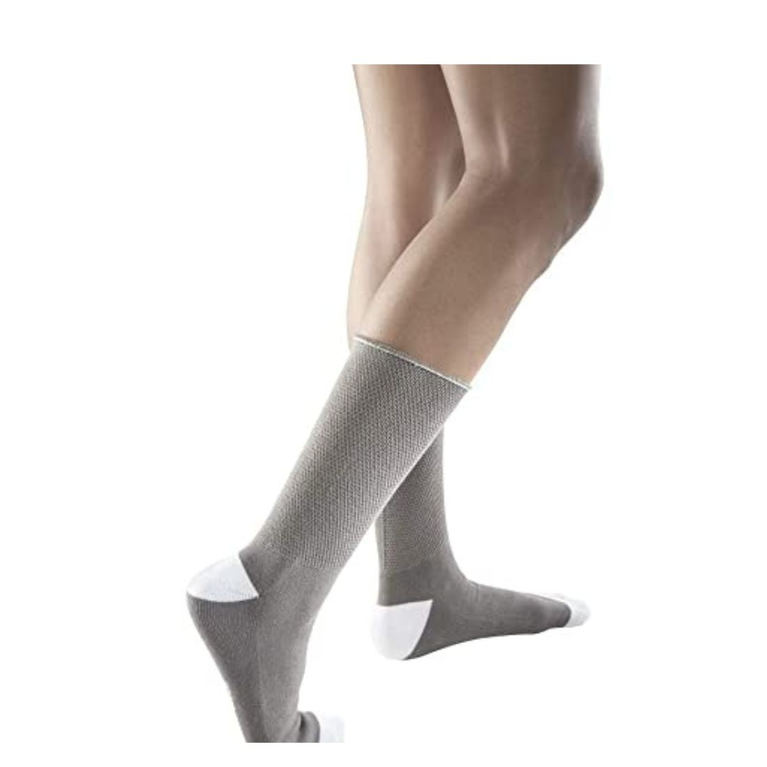 Diabetic socks are specially designed to reduce the risk of foot injury, keep the feet dry and maximize blood flow